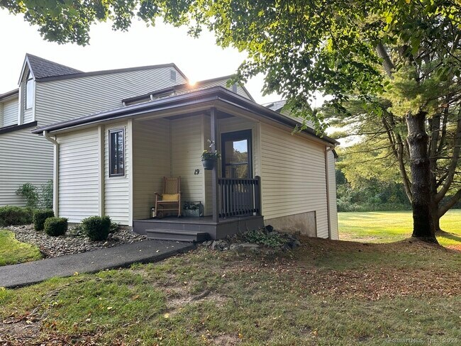 Building Photo - 19 Simsbury Landing