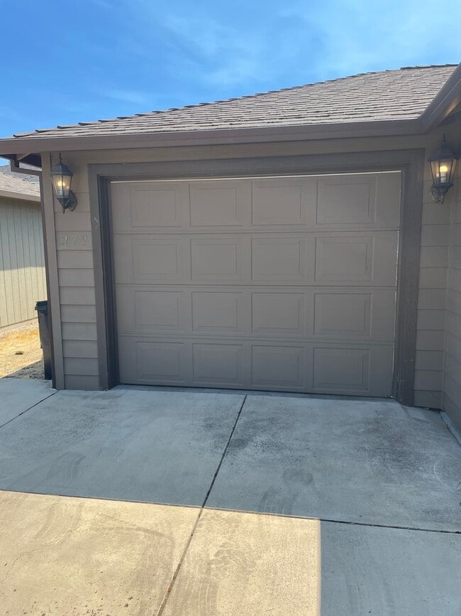 Building Photo - Nice 1 Bedroom 1 Bath Located in the Frien...