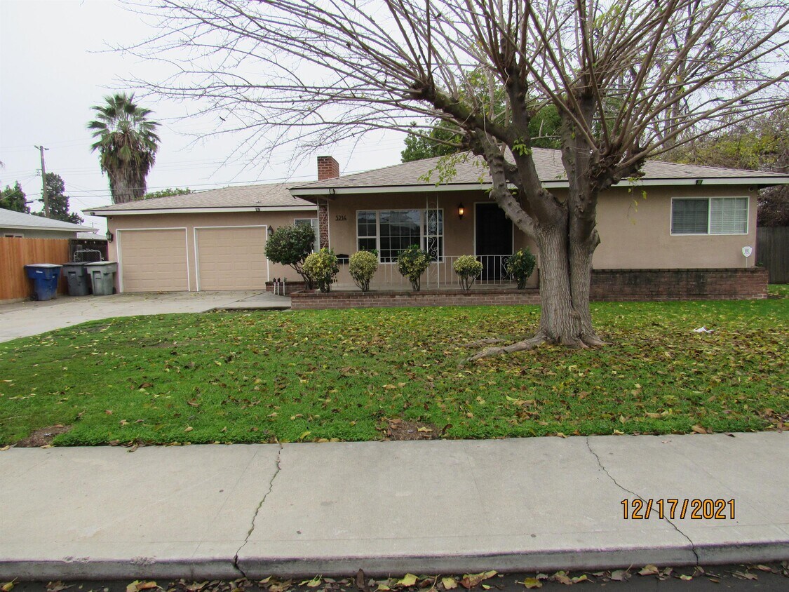 Primary Photo - 3214 E Harvard Ave