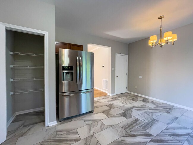 Foto del edificio - Spacious Three-Bedroom Townhouse in West A...
