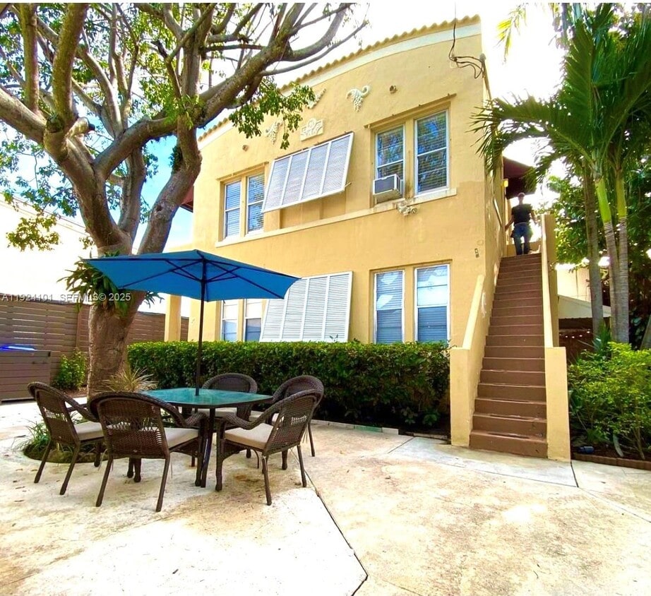 Foto principal - 586 NE 62nd St