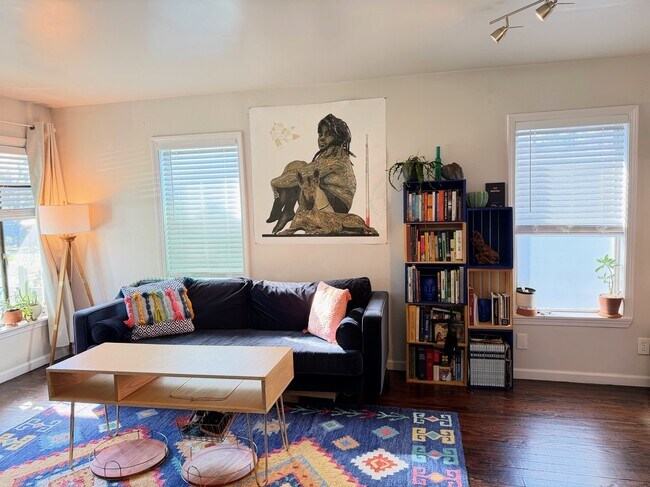 Foto del edificio - 3004 E 18th St