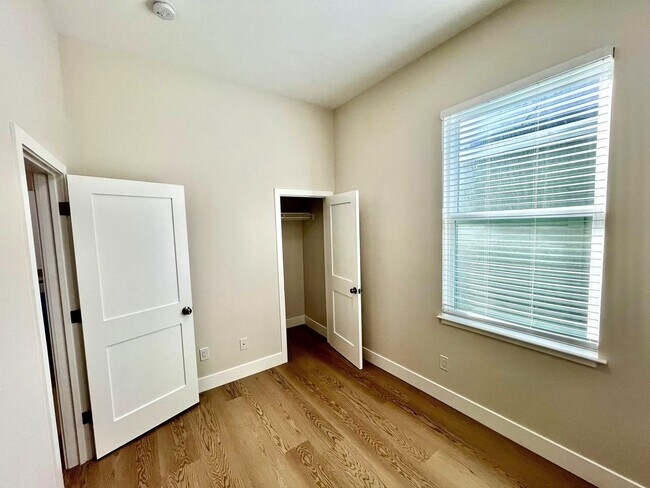 Foto del edificio - SPECTACULAR, COMPLETELY RENOVATED 2 BED/1 BATH FULLY!!!