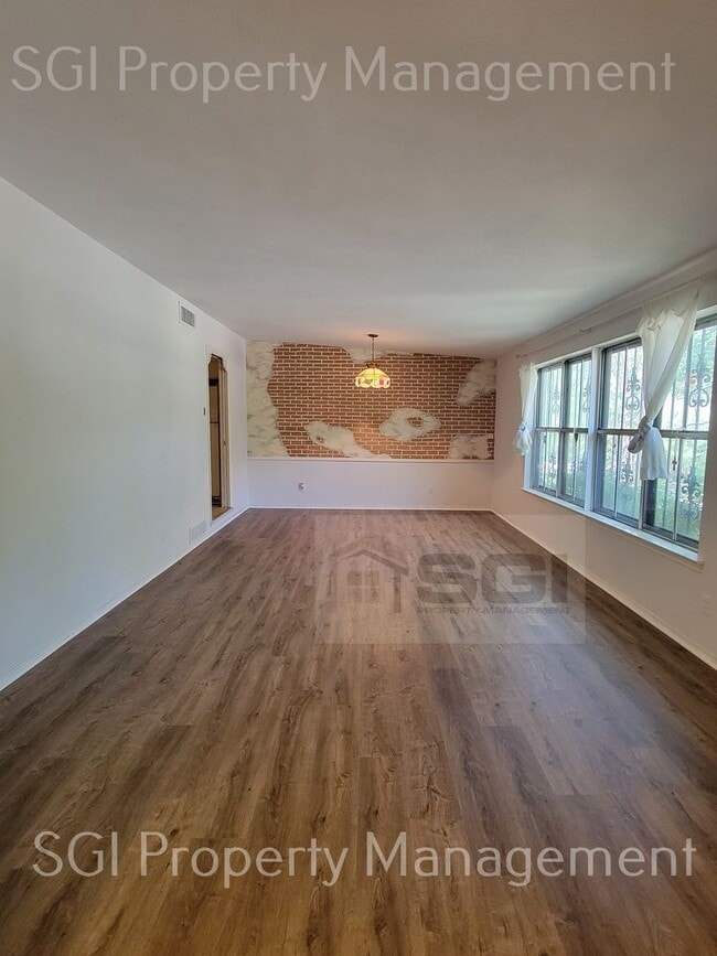 Building Photo - Fantastic Location in Casa Linda area in w...