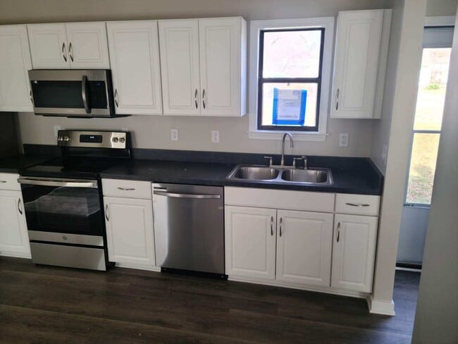 Building Photo - 2 Bed 1 Bath Rancher-Chesterfield -Courtho...