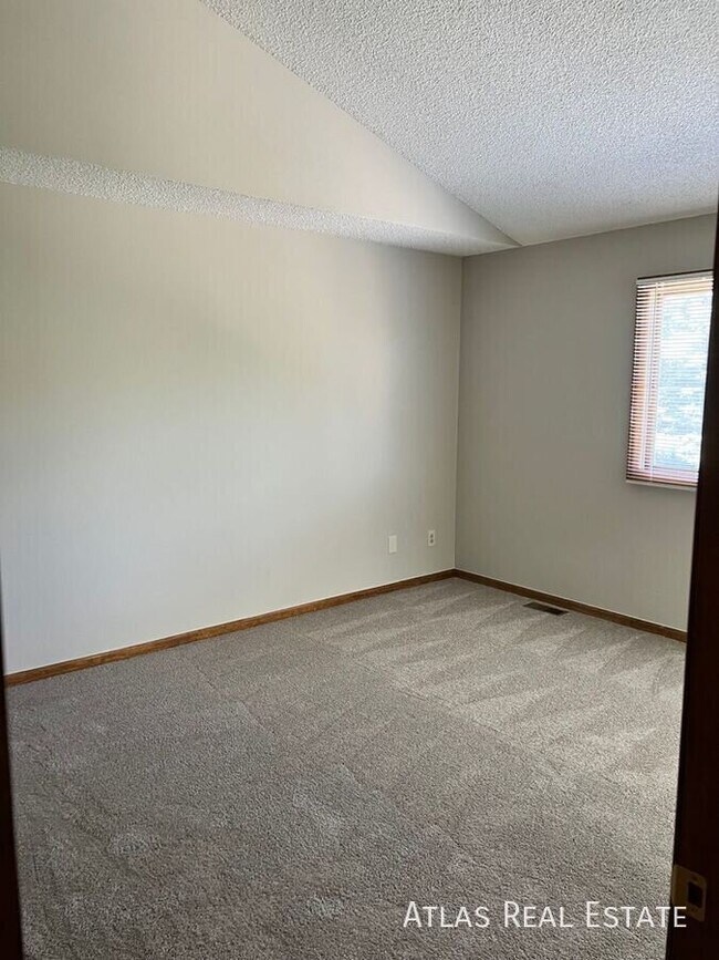 Building Photo - 5229 S Zeno Way