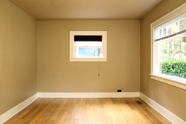 Foto del edificio - Cute 2 Bedroom Bungalow w/Hardwoods in Cov...