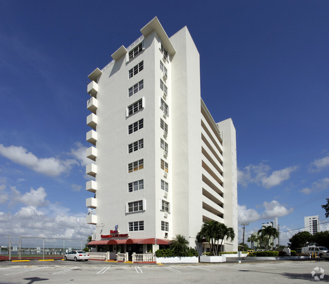 Building Photo - Bayshore Yacht & Tennis Club