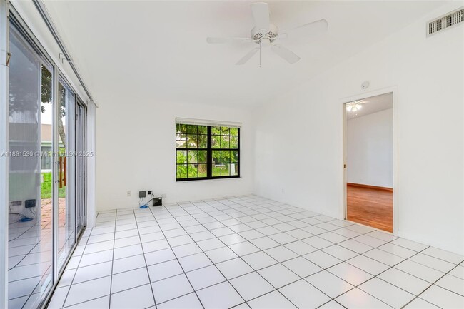 Building Photo - 5442 Lakewood Cir S