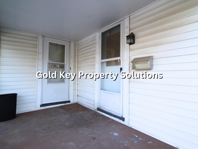 Building Photo - Spacious 1 BR 1 BA House with Fenced Backy...
