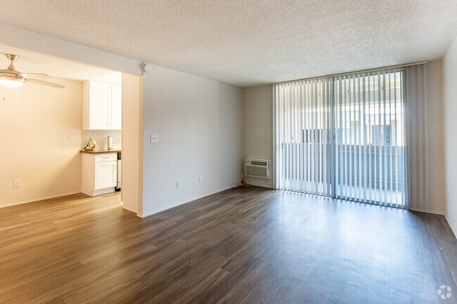 2BR, 2BA -  950 SF - Surf House Apartments