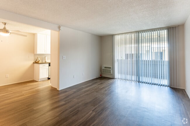 2BR, 2BA -  950 SF - Surf House Apartments