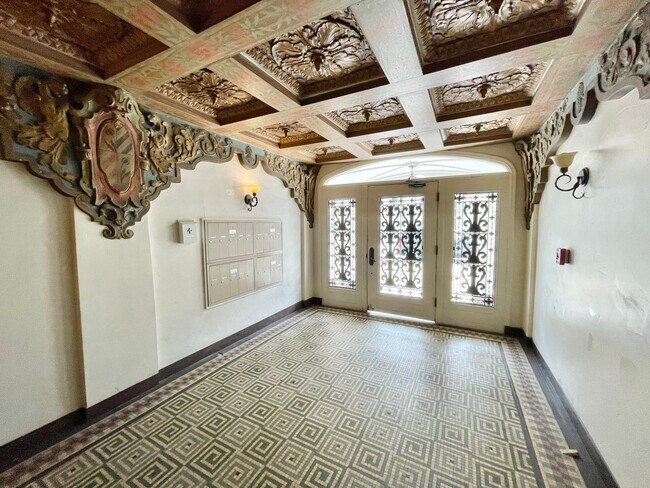 Building Photo - HUGE 2 Bed/1 Bath Marina Gem! Laundry! Progressive!