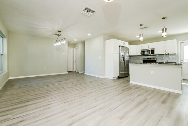 Building Photo - 9612 Pineridge Ave