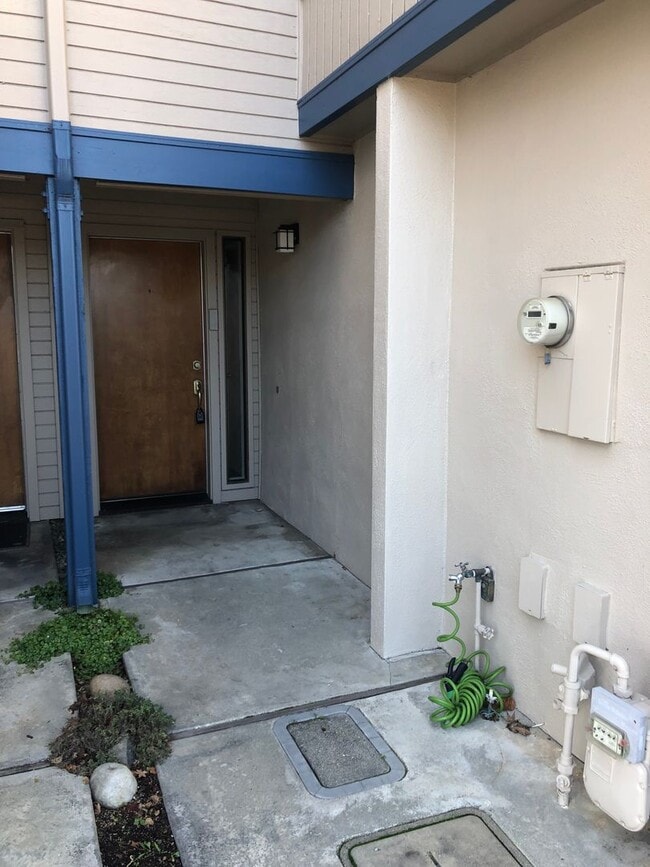 Building Photo - 2Br/2Ba - 1 Car Garage Townhouse in the He...