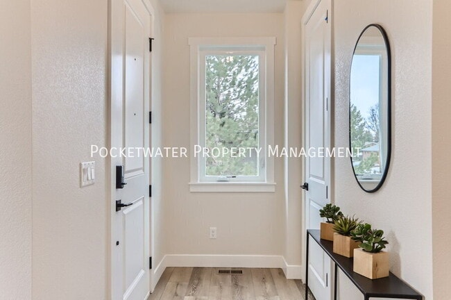 Building Photo - 1331 Baker St