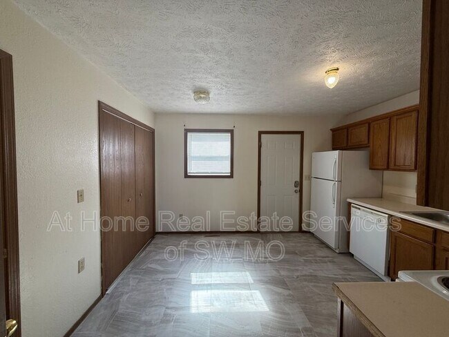 Foto del edificio - 649 N Main St