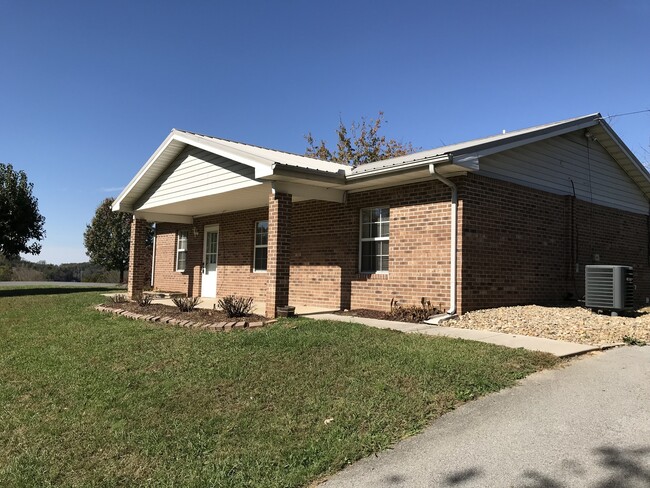Building Photo - 3 bedroom close to Interstate in Kodak! On...