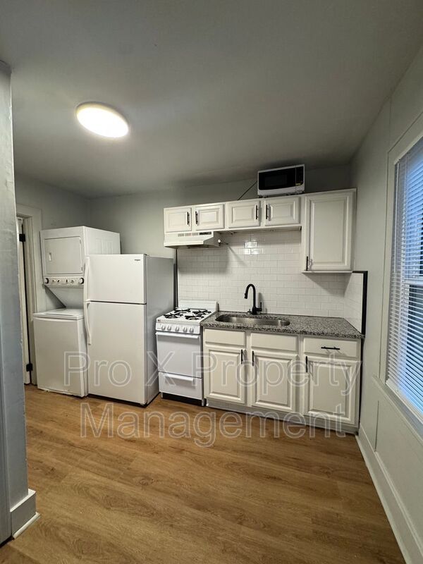 Building Photo - 2416 W Walnut St