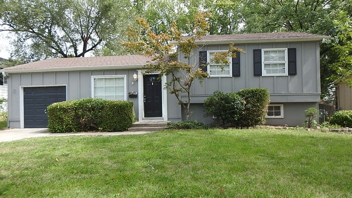 Primary Photo - 4bed 2 bath in Overland Park off 95th & Lo...