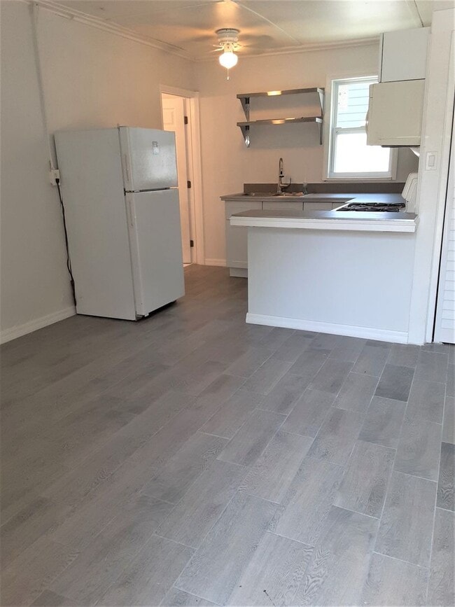 Foto del edificio - Just leased-Annual unfurnished 2/1 SFH wit...