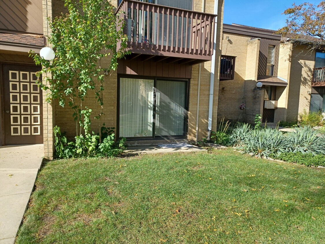 Primary Photo - 1214 S Forums Ct