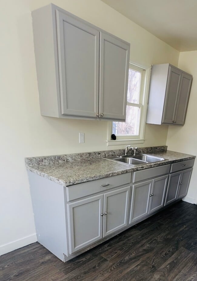 Building Photo - 2513 Lester St