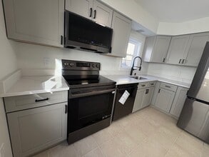 Building Photo - 33 Home St