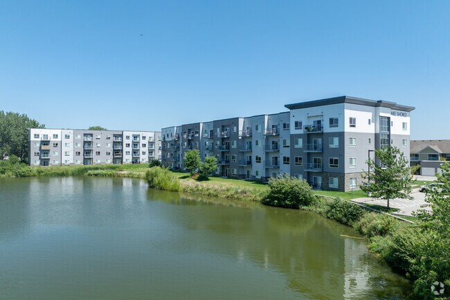 Contexto del lago - 458 NE Delaware Ave