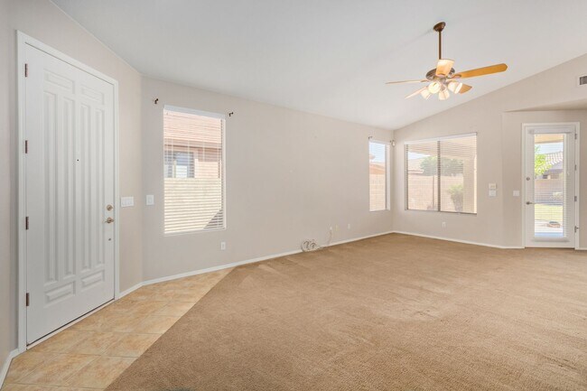 Building Photo - Cozy 3 Bedroom 2 Bathroom located near dow...