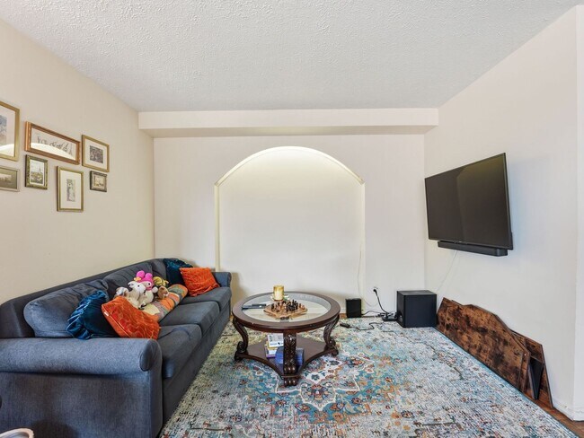 Foto del edificio - Oversized One-Bedroom Condo in a Prime Van Ness Location!