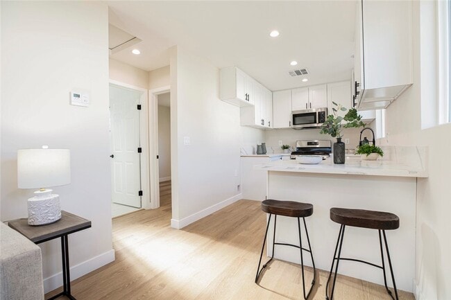 Foto del edificio - 8879 Morehart Ave