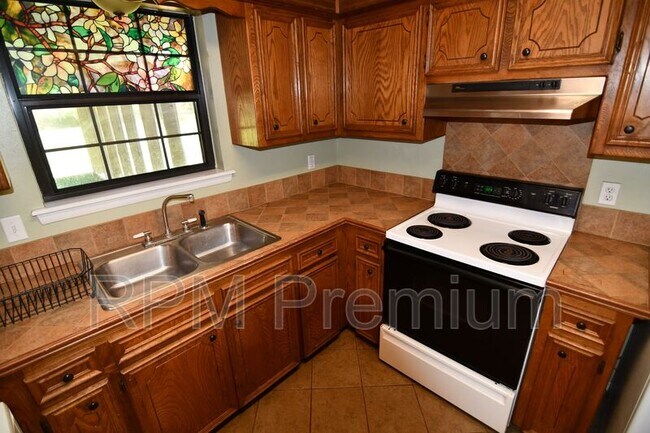Building Photo - 109 Mistletoe
