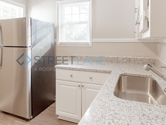 Building Photo - NOW OFFERING $250 OFF FIRST FULL MONTH IF ...