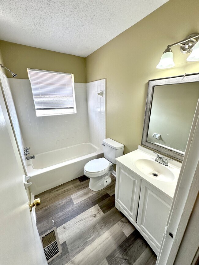 Foto del edificio - 2408 Powderly Ave SW