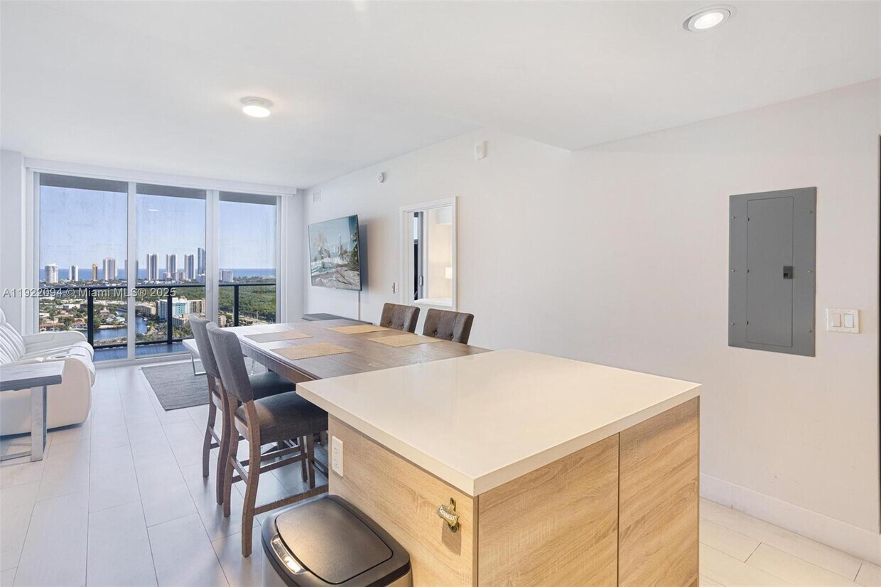 Foto principal - 16385 Biscayne Blvd