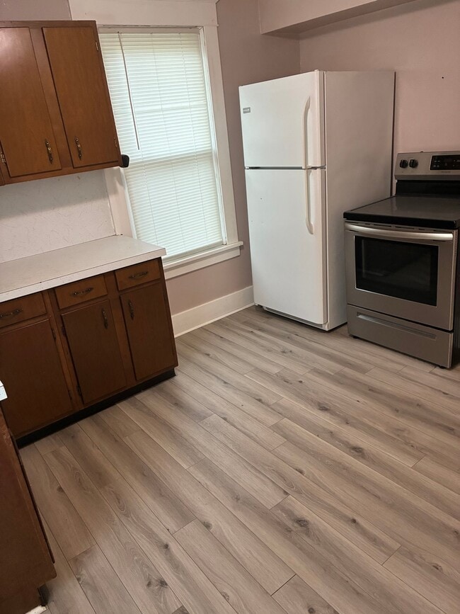 Building Photo - 275 E Main St