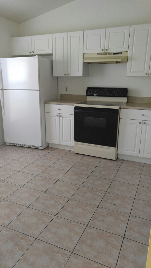 Building Photo - Spacious 2/2 with garage in family neighbo...