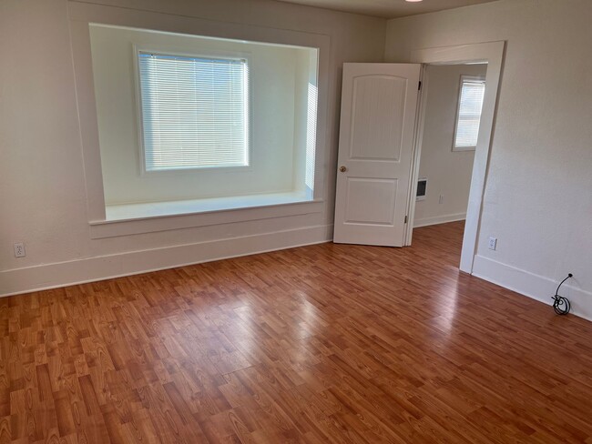 Building Photo - 5 bedroom, 2 bathroom house in Eugene!