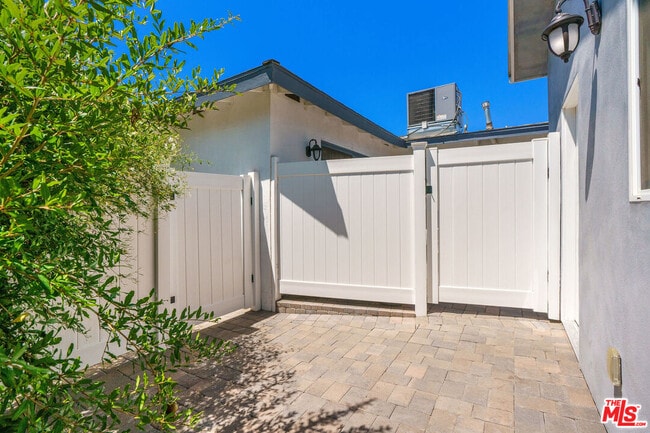 Foto del edificio - 19613 Haynes St