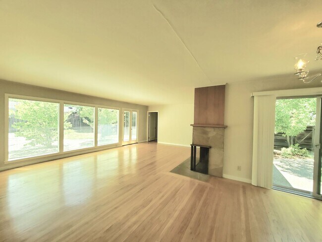 Building Photo - Spacious 3 bed, 3 bath