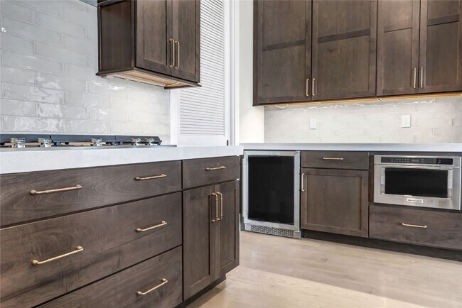 Building Photo - 16460 Wildhorse Lk Blvd