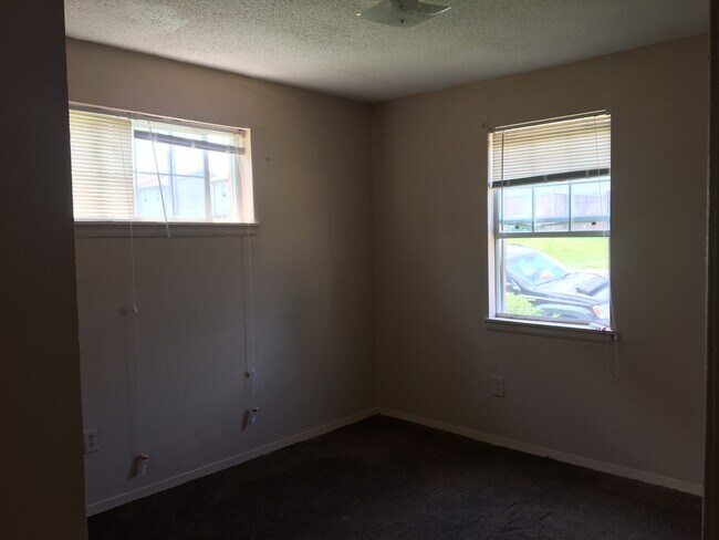 Building Photo - 2563 Peres Ave