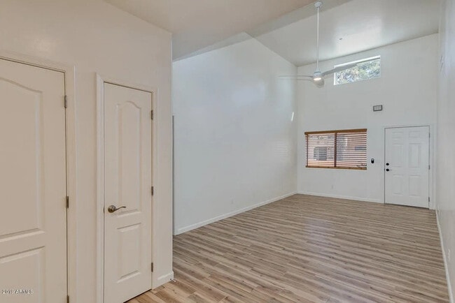 Building Photo - Stunning 2 bedroom 2-bathroom