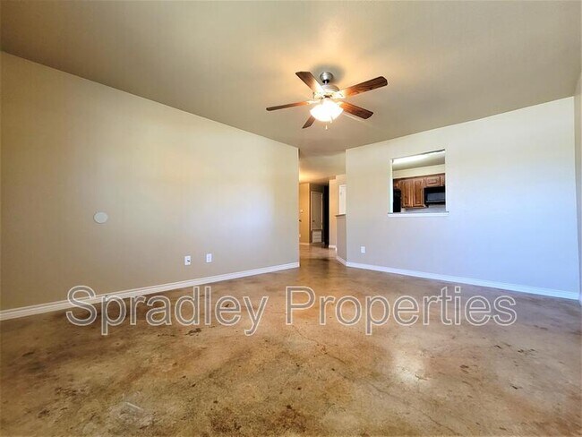 Building Photo - 748 E Ridge Blvd