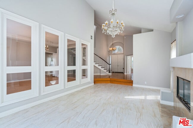Foto del edificio - 5683 Hazelcrest Cir