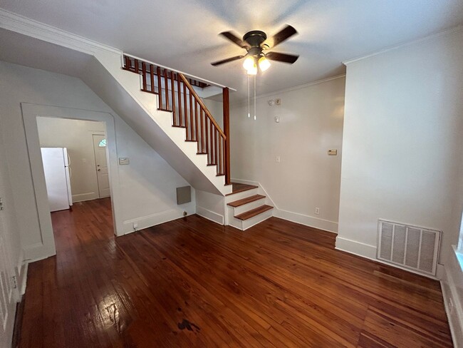 Foto del edificio - 1400 W Chapel Hill St