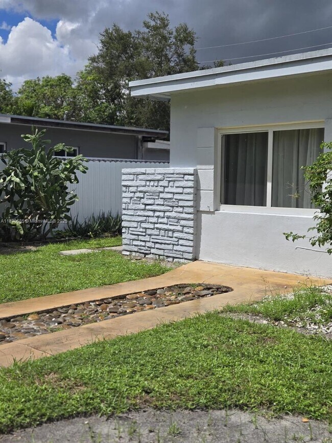 Foto del edificio - 445 NW 125th St