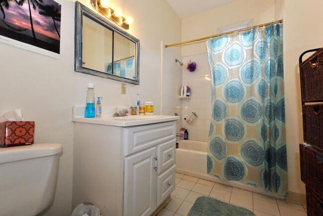 Photo - Huge 4 bed unit in the heart of Oak Square! House