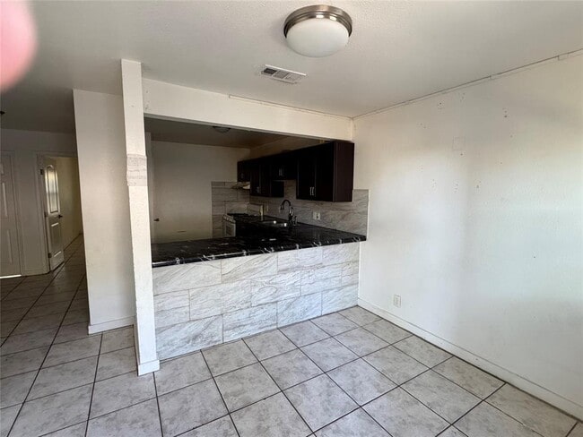 Building Photo - 1006 N Meadows Dr